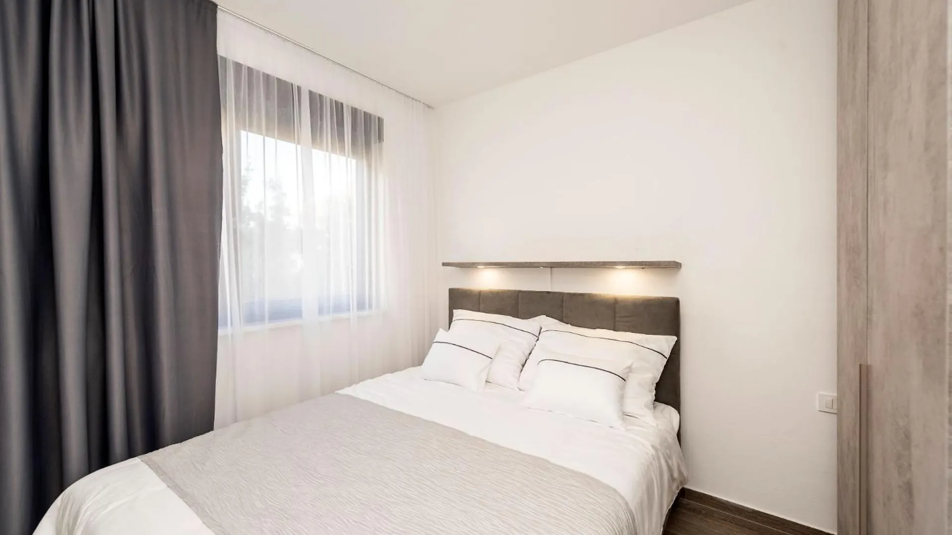 Apartment Beachfront Villa Bibinje